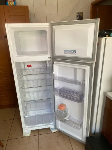 Geladeira - Frost Free - com Freezer