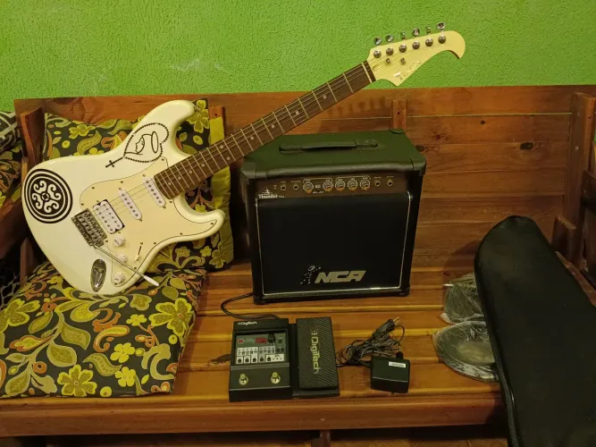 Guitarra Eagle STR-02+Pedaleira+Cubo para guitarra