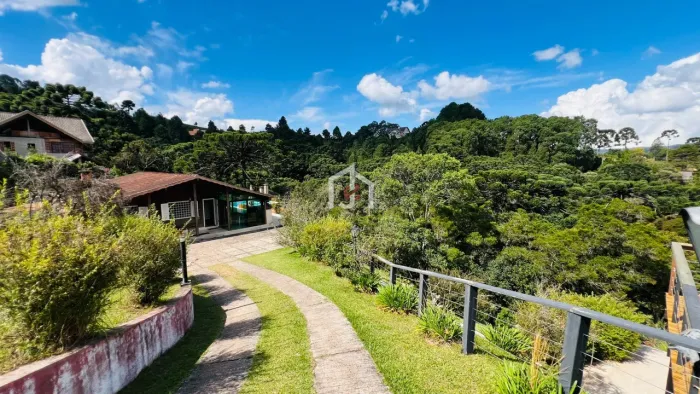 Casa com 3 dormitórios sendo 1 suíte no bairro Jardim Cataguazes em Campos do Jordão