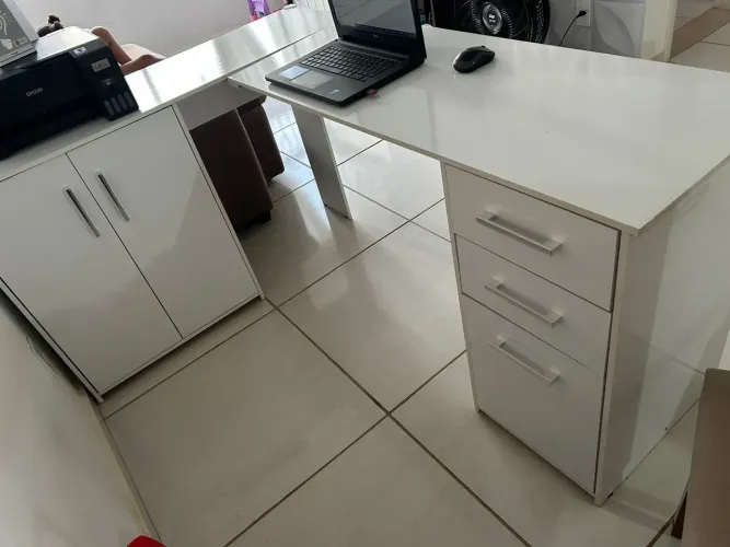 Mesa de escritório em L, 3 gavetas, 2 portas