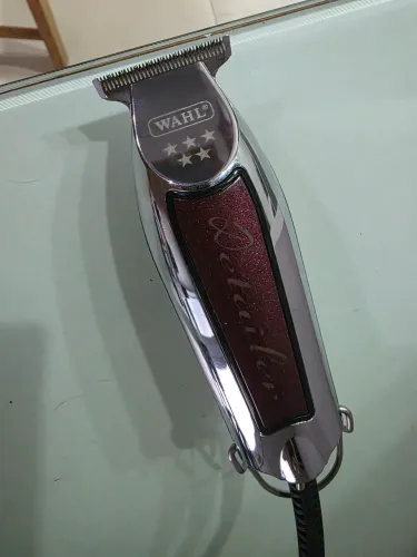 máquina de acabamento profissional Wahl Detailer 5 Star Series na cor bordô.