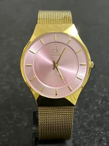 Relógio de Pulso feminino CK dourado com pulseira em malha
