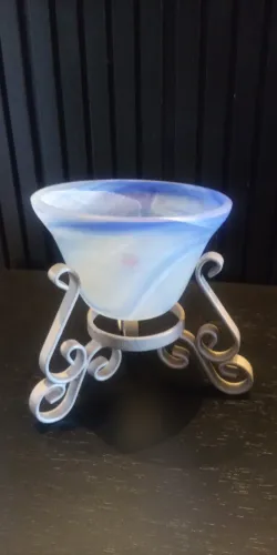 Vaso em tons de azul e branco com suporte em metal. Marca Luvidarte. Peça início anos 2000