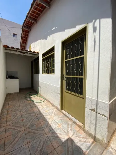 Alugo casa no bairro Umuarama