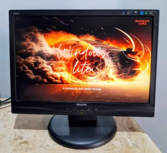Monitor de 17' Philips mod HWCB170T VGA Bivolt Usado em Bom Estado.
