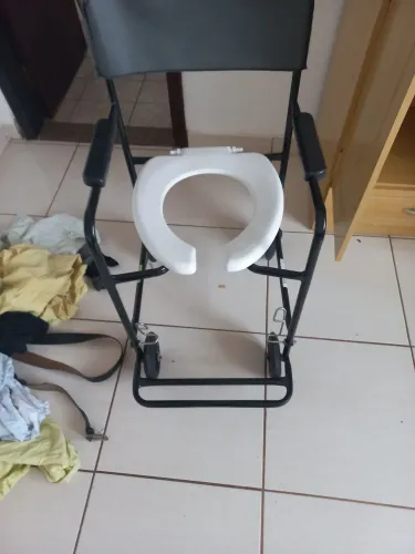 Vendo cadeira de banho, por 150,00 usada uma vez só, foi pago 250,00