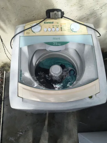 Vendo uma máquina de lavar consul.7,5 valor.150,00  funcionando está lavando