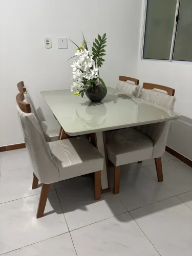 Mesa de jantar 4 lugares | Madri com vidro | cor: cinamomo/off white/creme