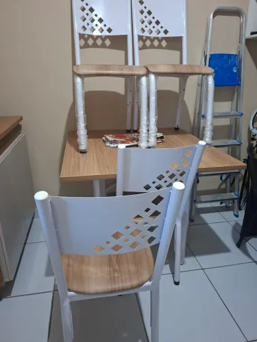 Mesa com 4 cadeiras 