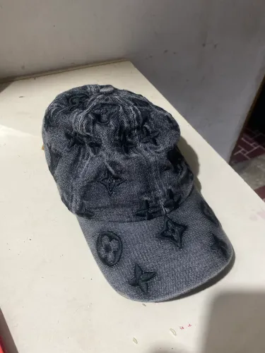 Boné Louis Vuitton semin novo usei uma vez só