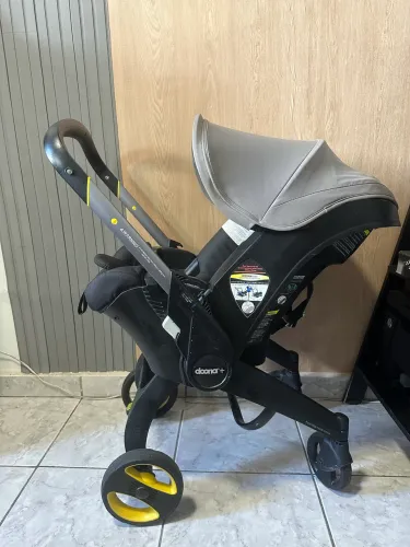 Bebê conforto que vira carrinho de passeio DOONA
