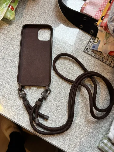 Capa com cordão da marca Papaya marrom para iPhone 12