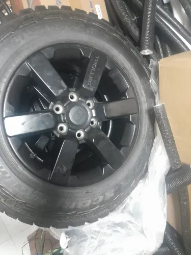 Pneu para troller original Troller T4 aro 17" com pneus Pirelli Scorpion MTR.  