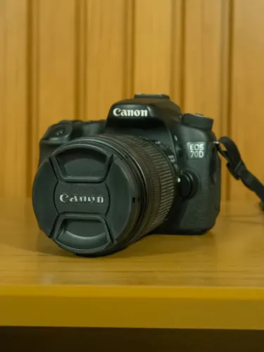 Camera Canon EOS 70D + Lente Canon 18-135mm Com Baterias e Alça