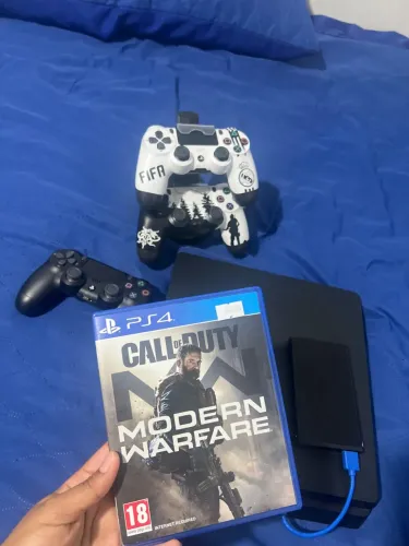 Vende-se PlayStation 4 em ótimas condições com três controles e um jogo call of Duty