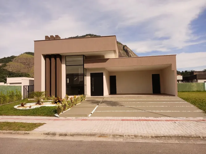 Casa linear à venda 3 suítes, escritório, em condomínio.