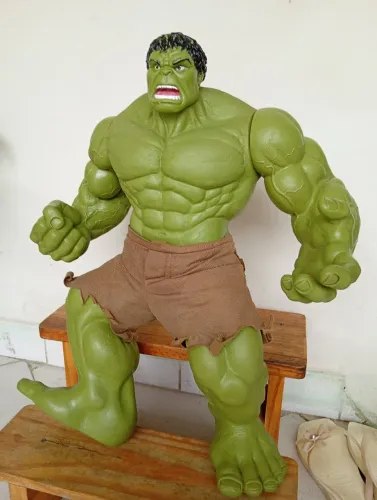 Boneco Hulk esmaga