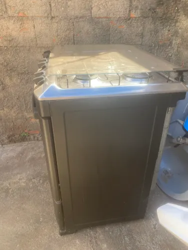 Vende-se um fogão em ótimas condições de uso funcionando tudo!