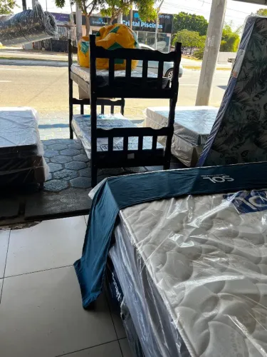 Cama beliche com dois colchões