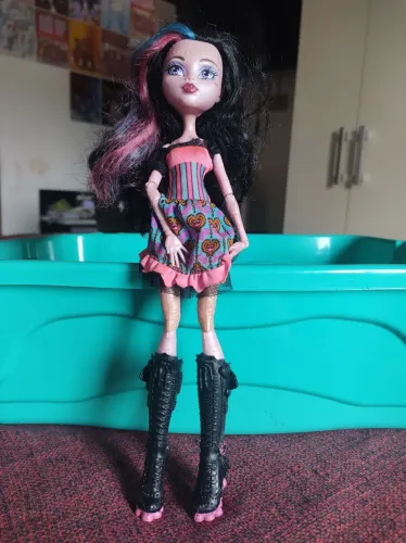 Monster high Dracubecca.<br><br>seguirá exatamente como nas fotos.