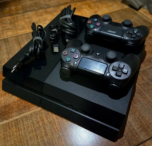 Ps4 Fat + 2 controles + 3 meses Ps Plus Deluxe