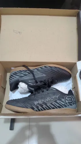 Vendo Chuteira Preta Futsal 40 Pênalti - Usada 1x