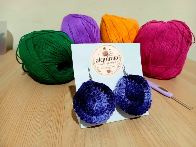 Brinco de crochê roxo