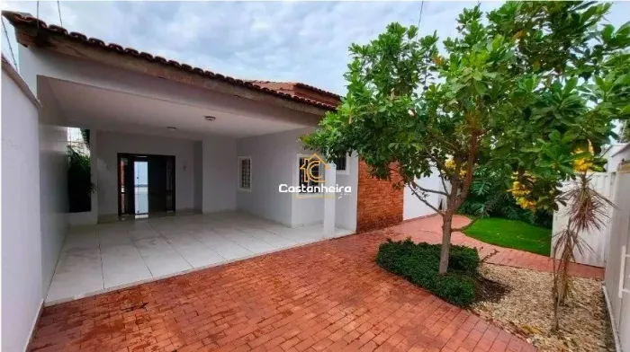 Casa Semi-Mobiliada com Edícula - 04 Quartos sendo 03 Suítes Plenas Amplas - Plano Diretor