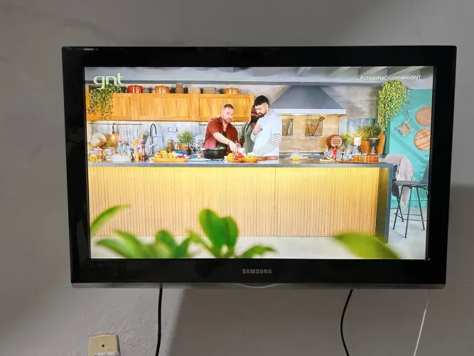 TV Samsung 32 pol. Full HD + Suporte Articulado + Antena + Controle Remoto