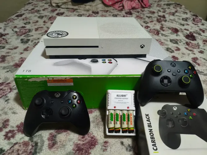 (XBOX ONE S 1TB) (6 MESES DE USO) com (13 JOGOS) carregador de até 4 pilhas (XH-612D)