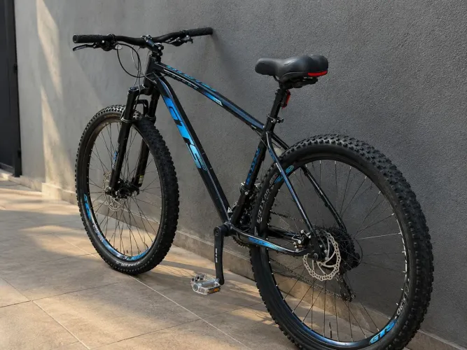 Bicicleta MTB Aro 29 GT - Freio a Disco + Óculos Oakley