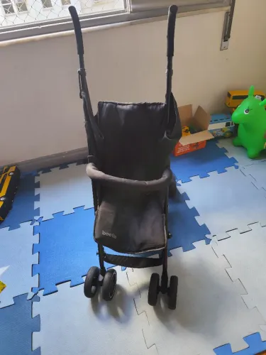 Carrinho de bebê guarda chuva
