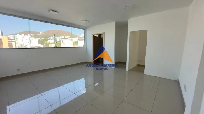ALUGO - Sala comercial com 35 m², vaga de garagem livre e coberta com excelente localizaçã