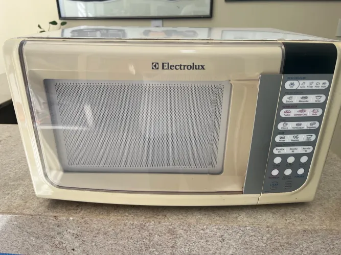 Micro ondas Eletrolux semi novo 23 lts