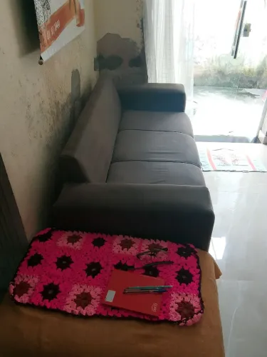 Vendo um sofá de três lugares um de dois lugares