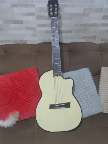 Violão Luther náilon maciço todo perfeito cordas novas tudo funcionando perfeitamente