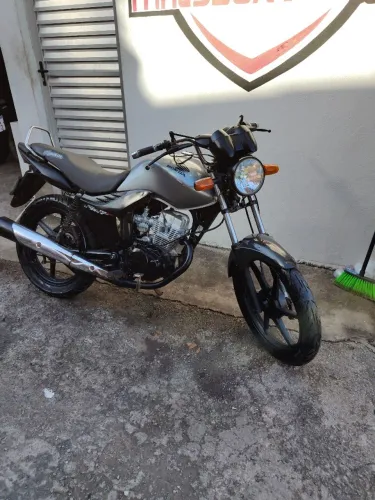 Vendo linda fan 150 , quitada