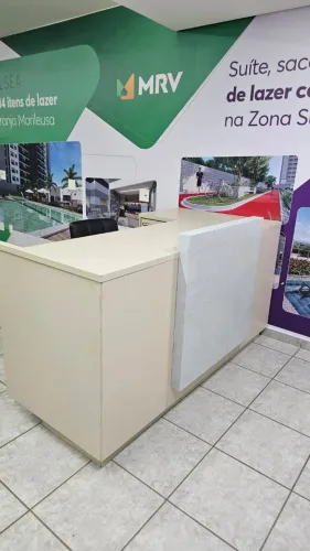 Balcão de Recepção / Atendimento em "L" com painel frontal.