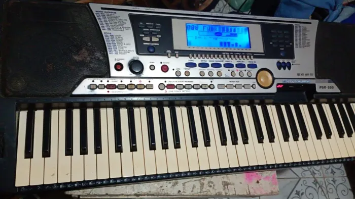 Teclado Yamaha PSR-550 Profissional em Ótimo Estado