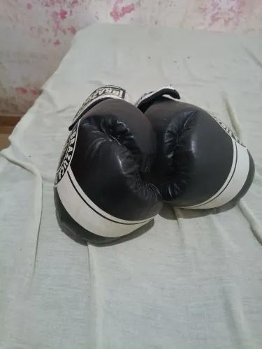 Luva de boxe semi nova apenas 74 reais