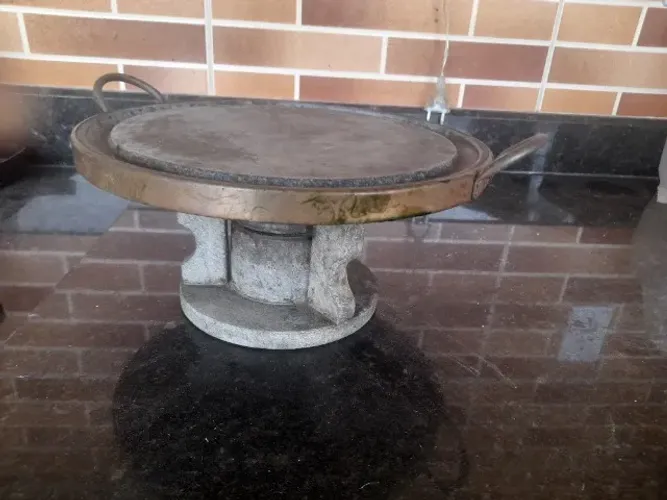 Vendo Jogo Grelha/Chapa/Forma pizza 27 cm mais Rechaud Pedra Sabão - Nunca usada