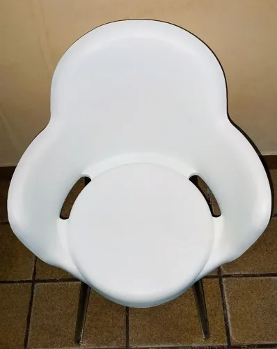 Vendo cadeira branca 