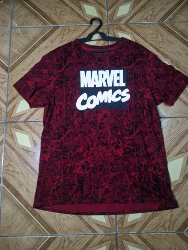 Camisa vermelha Marvel quadrinhos