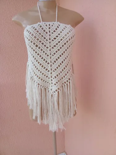 Cropped franjas frente única em crochê. Multiformas de uso