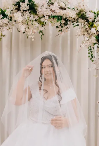 Vestido de Noiva Princesa 2 em 1 (Com Véu e Cabide)?