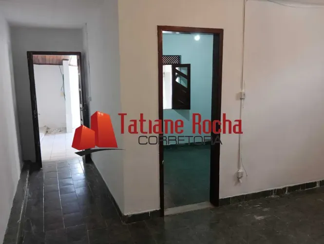 Alugo excelente casa em rua pública no bairro Parque Ipe.