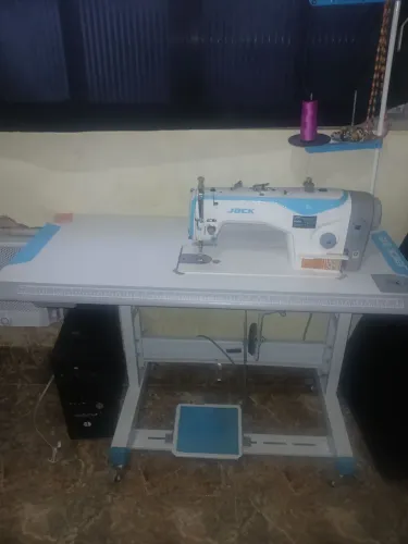 Maquina de costura Reta industrial Jacker com Mesa