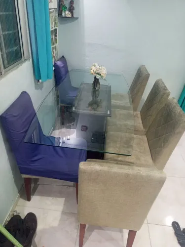 Mesa de vidro com 6 cadeiras
