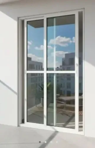 Porta em alumínio branco, com vidro.