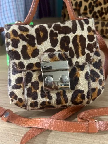 Bolsinha tiracolo loucos e Santos animal print , 100% couro